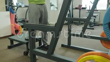这个超重的人是用一个重量盘作为杠铃的蹲。 <strong>健身训练</strong>。 健康生活方式